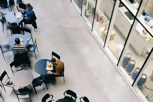 Blick von oben in eine Betriebskantine