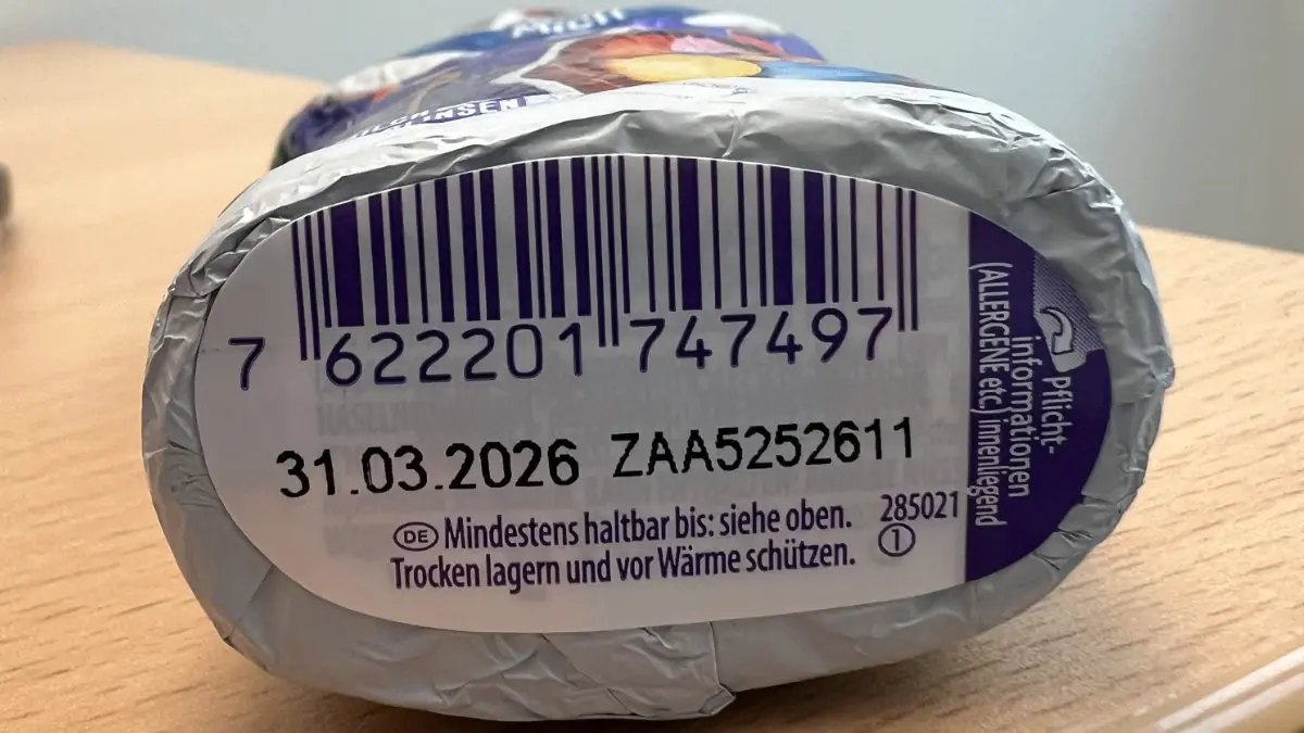 Unterseite eines Milka-Schokoweihnachtsmanns mit Strichcode und aufgedrucktem Mindesthaltbarkeitsdatum