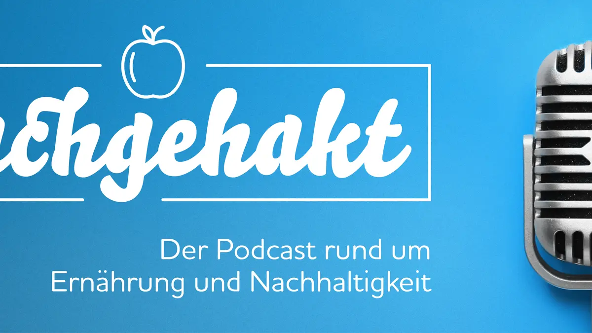 Nachgehakt: Der Podcast der Verbraucherzentrale Berlin. Coverbild mit Retro-Mikrofon auf blauem Hintergrund