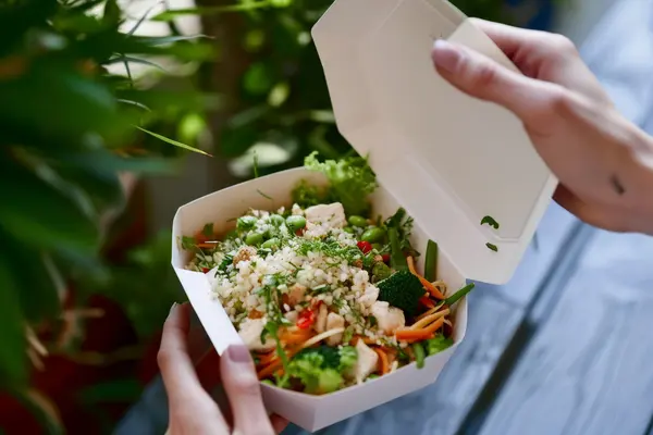 Eine Mahlzeit in einer to-go-Box