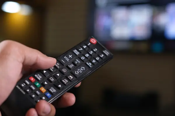 Eine Fernbedienung ist auf einen Fernsehgerät egr