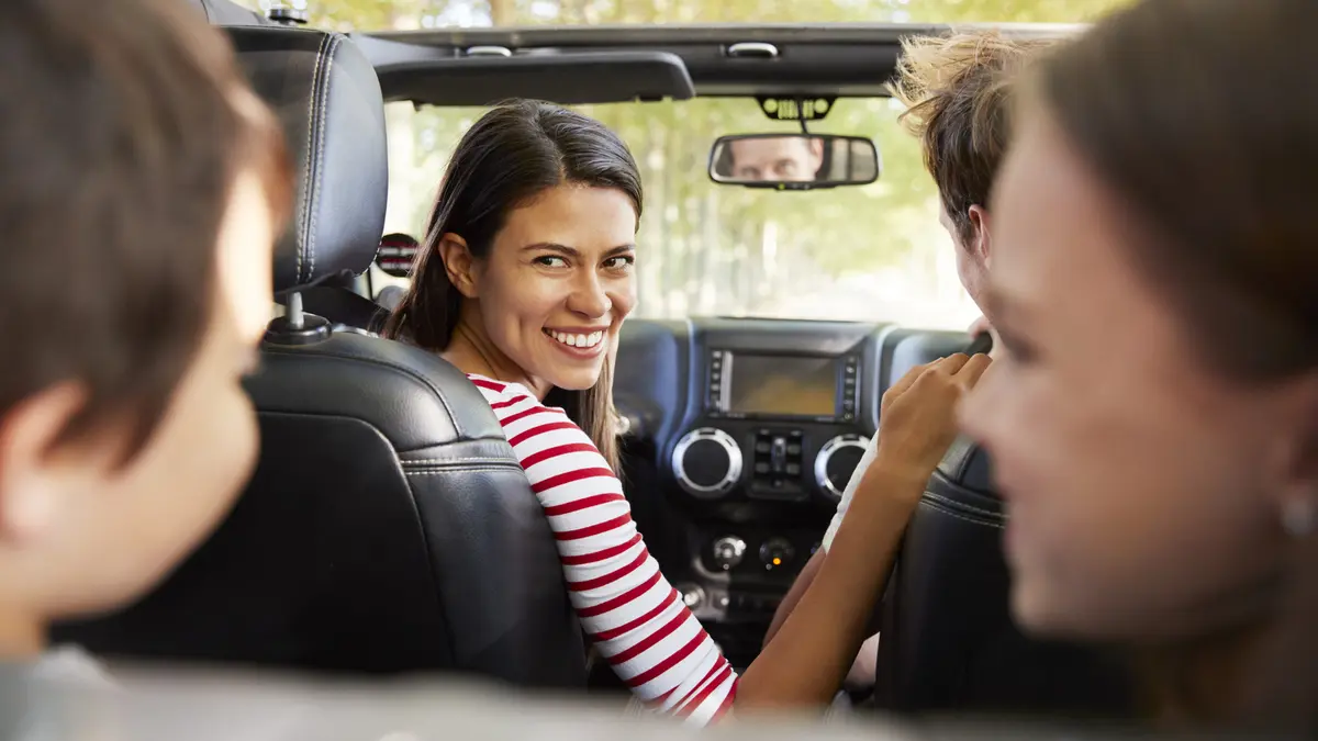 Eine Familie fährt mit dem Auto