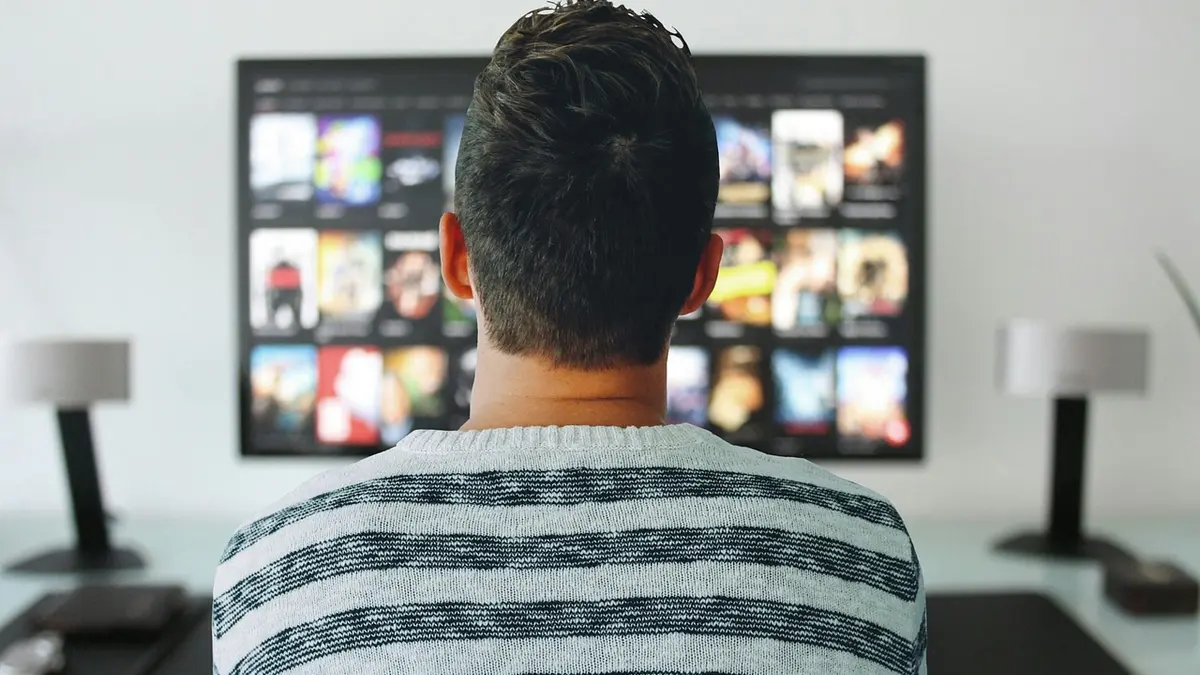 Mann vor dem Fernseher