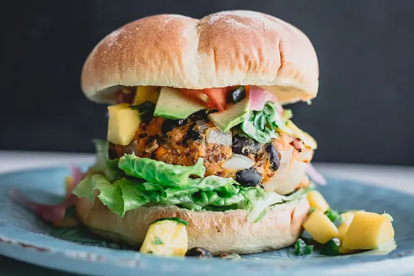 Ein Burger mit Bohnenpatty und Gemüse