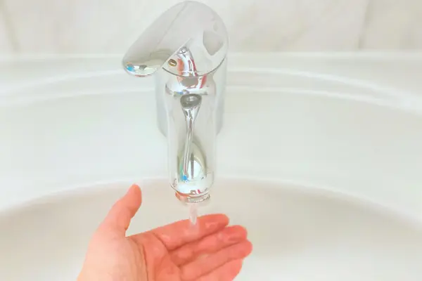 Laufender Wasserhahn