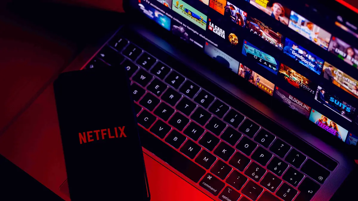 Laptop und Handy mit Netflix drauf
