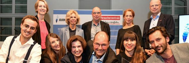 11 Menschen zweireihig nebeneinander