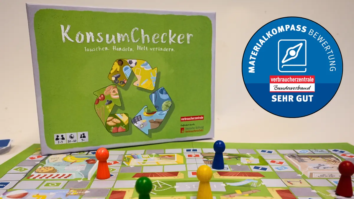 Das Brettspiel "KonsumChecker" mit dem Bewertungssiegel des Materialkompasses