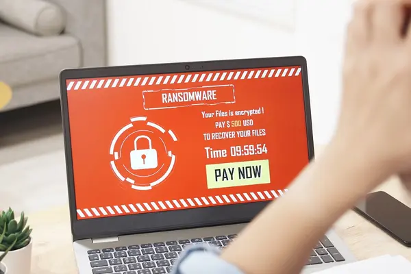 Auf einem Laptop wird mittels Ransomware eine Drohbotschaft angezeigt