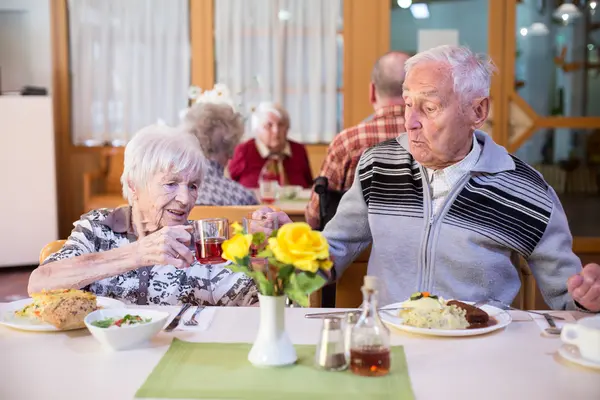 Mittagessen in Gemeinschaft