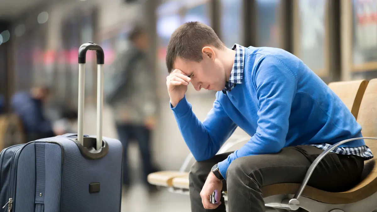 Frustrierter Mann am Flughafen