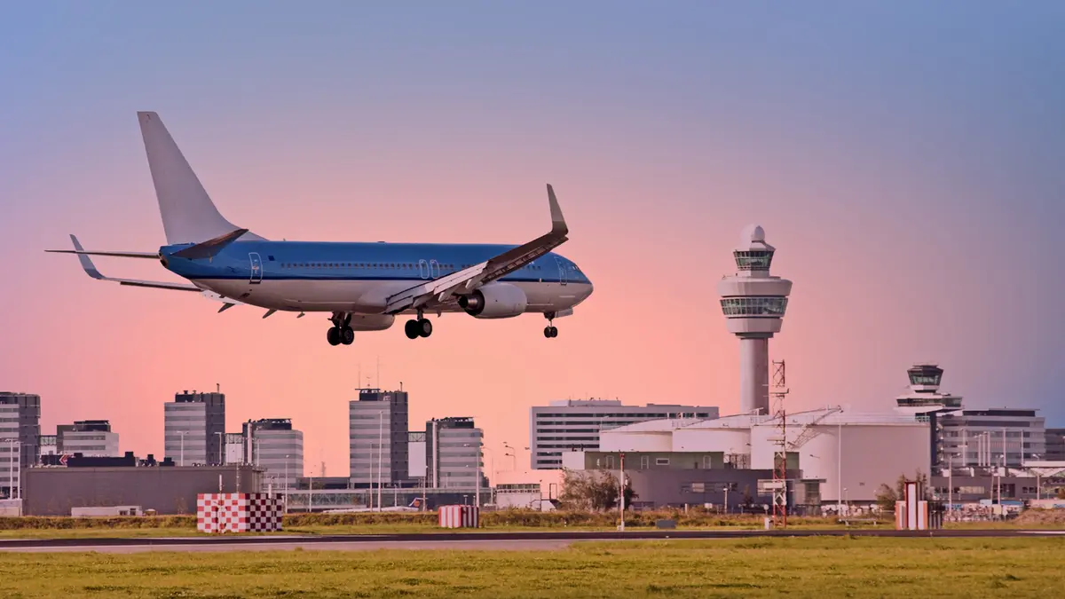 Ein Flugzeug ist im Landeanflug auf einen Flughafen.