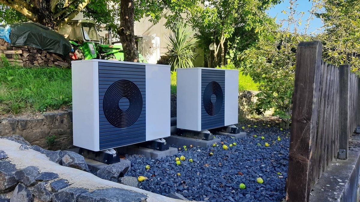 2 Wärmepumpen-Außengeräte im Garten