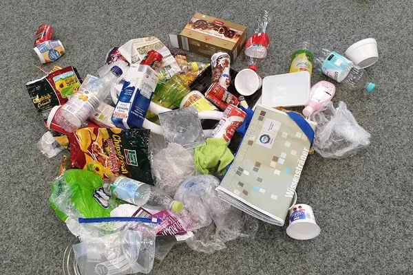 Ein Haufen mit Plastikabfall und anderem Verpackungsmüll