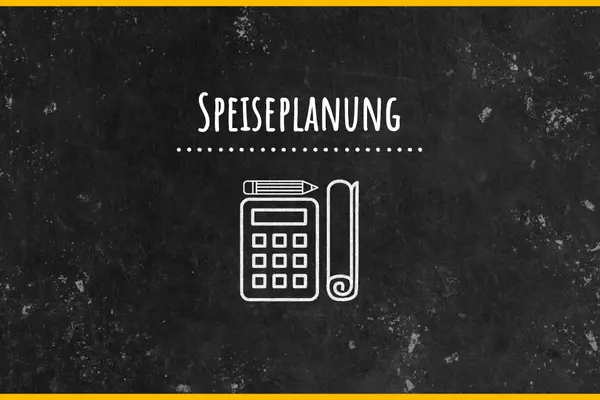 Schwarze Tafel mit Schriftzug Speiseplanung und Kreidebild einer Schriftrolle, eines Bleistift und eines Taschenrechners