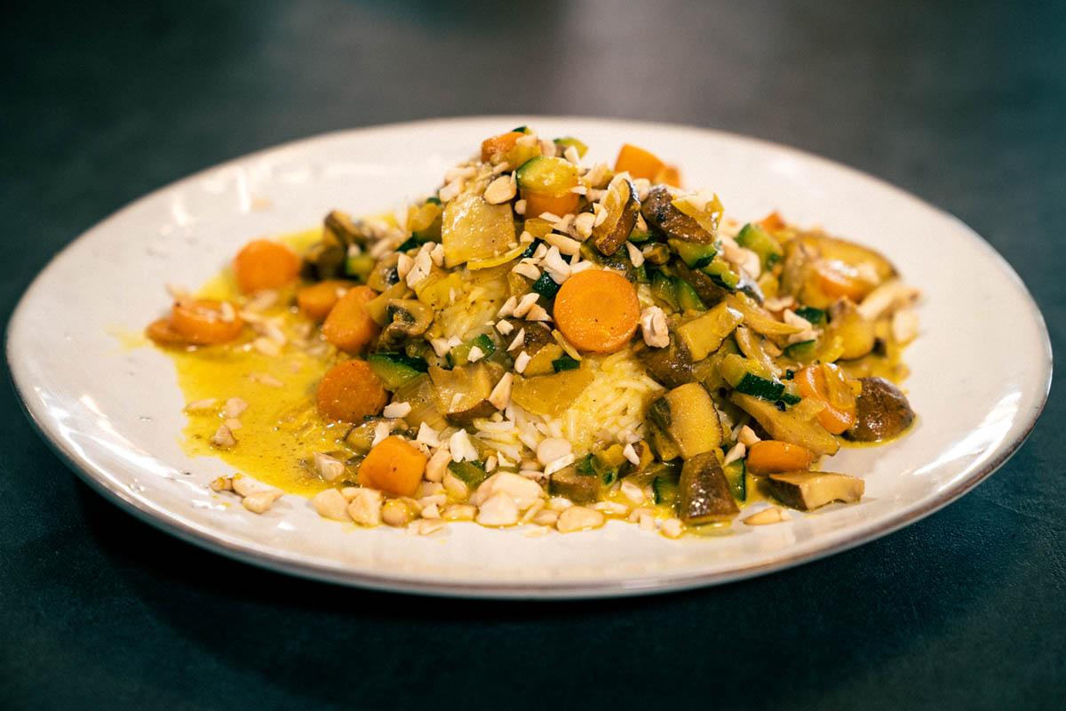 Gemüsecurry mit Pilzen und Nüssen