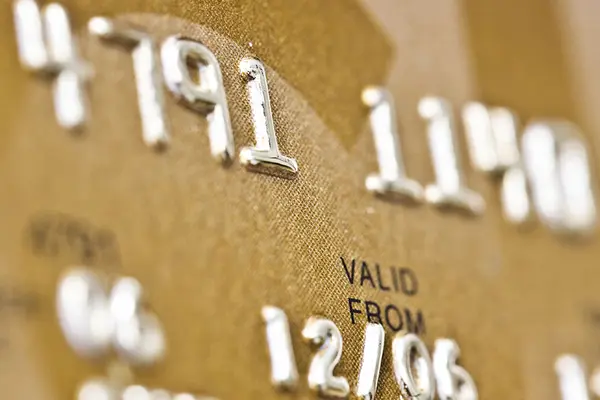 Goldene Kreditkarte in Nahaufnahme