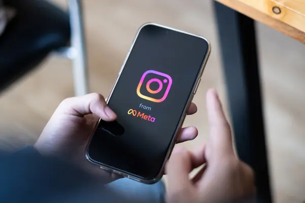 Smartphone, auf dem das Logo von Instagram abgebildet ist