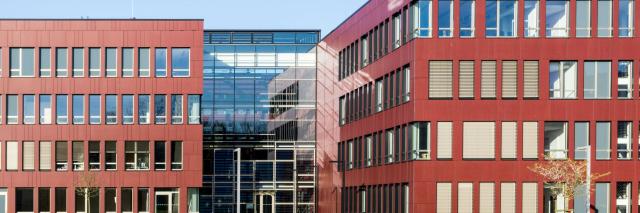 Fensterfront eines roten Gebäudes