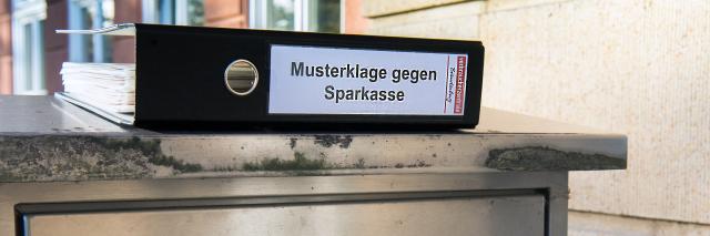 Aktenordner liegt auf dem Gerichtsbriefkasten