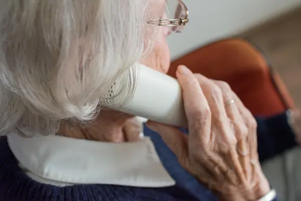 Seniorin telefoniert