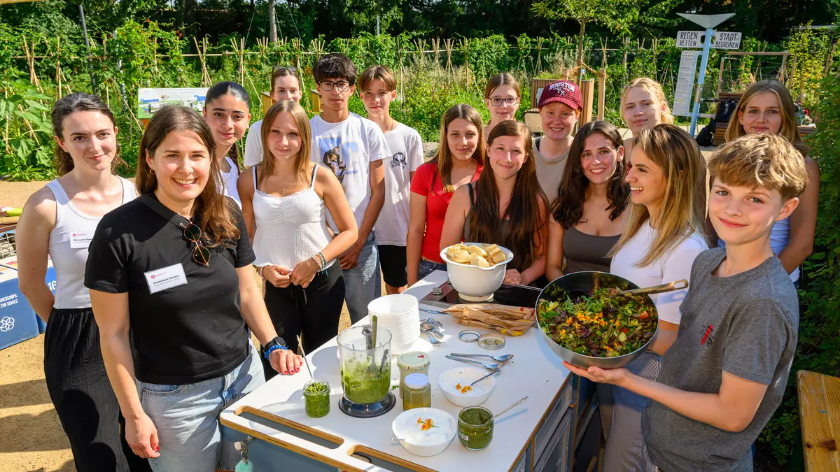 Schüler:innen beim letzten Workshop Gärtnern am Hochbeet