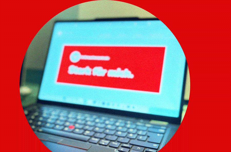 Laptop mit Schrift "Verbraucherzentrale. Stark für mich" Schriftzug auf Monitor