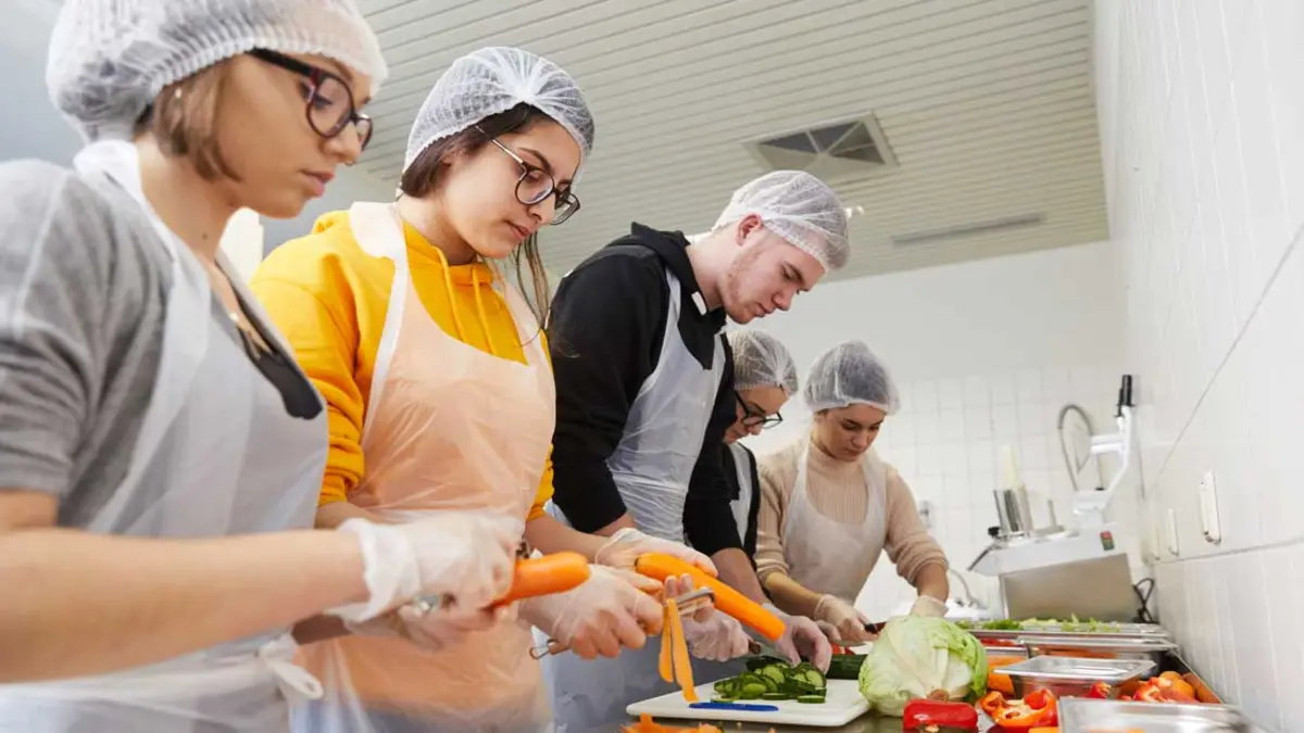 Schülerinnen und Schüler arbeiten in der Küche