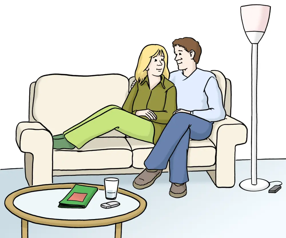 für leichte Sprache: Wohnzimmer mit Couch, darauf sitzt ein Paar