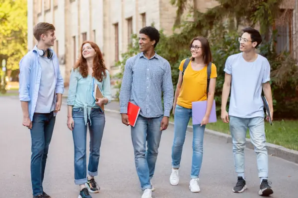 eine Gruppe Schülerinnen und Schüler mit Zeugnissen in der Hand