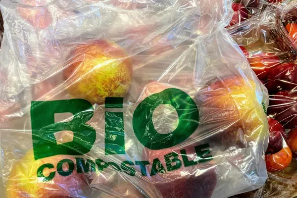Plastiktüte mit Äpfel und der Aufschrift "Bio compostable"