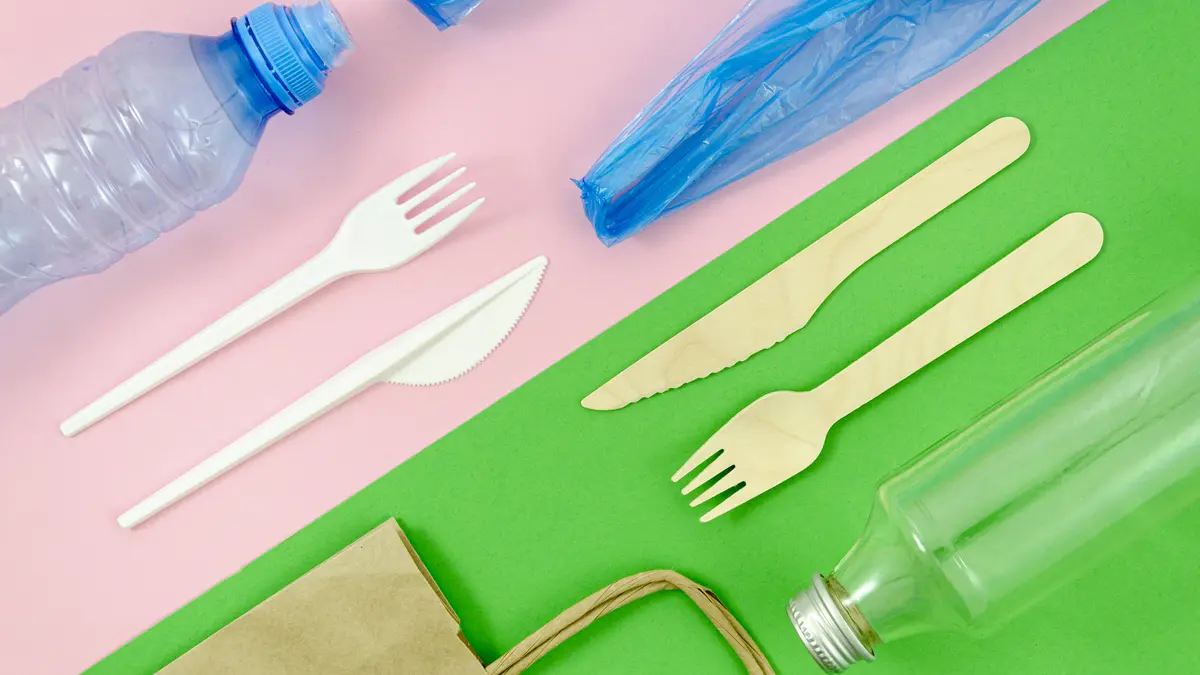 Besteck und Verpackungen aus verschiedenen Materialien