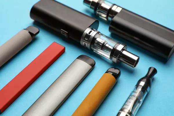 Ein Bild mit verschiedenen E-Zigaretten und Vapes