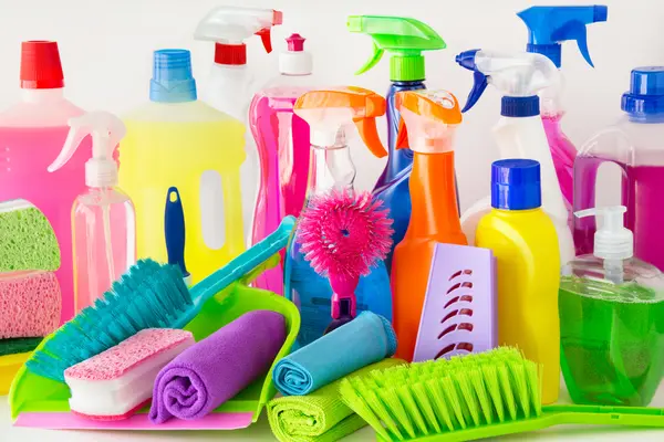 Diverse bunte Putzmittel, Haushaltsreiniger, Bürsten, Schwämme und Tücher