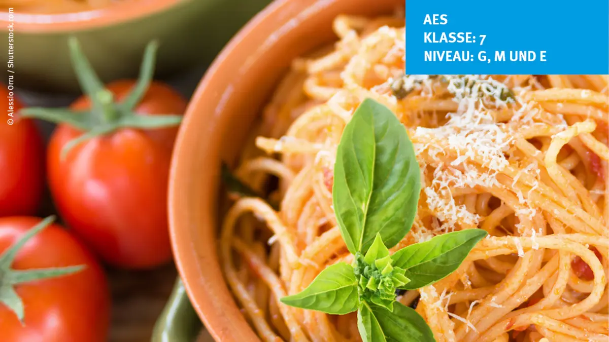 Teller mit Spaghetti und Tomatensoße