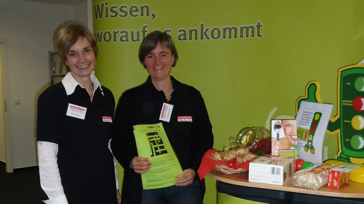 Zwei Frauen lachen in die Kamera.
