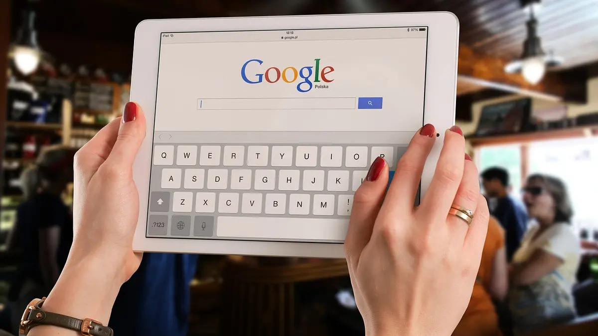 Laptop mit Google Startbildschirm