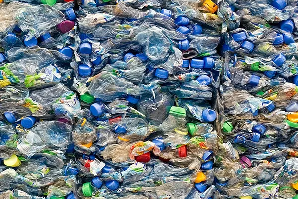 Drei dichte Stapel gepresster Einweg-Plastikflaschen