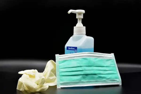 Desinfektionsmittel, Mundschutz und Gummihandschuhe
