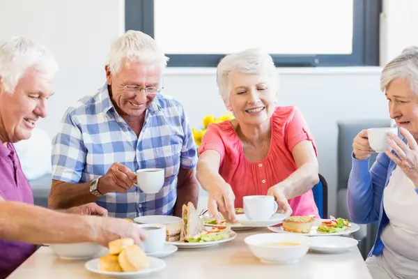 Senior:innen beim Essen
