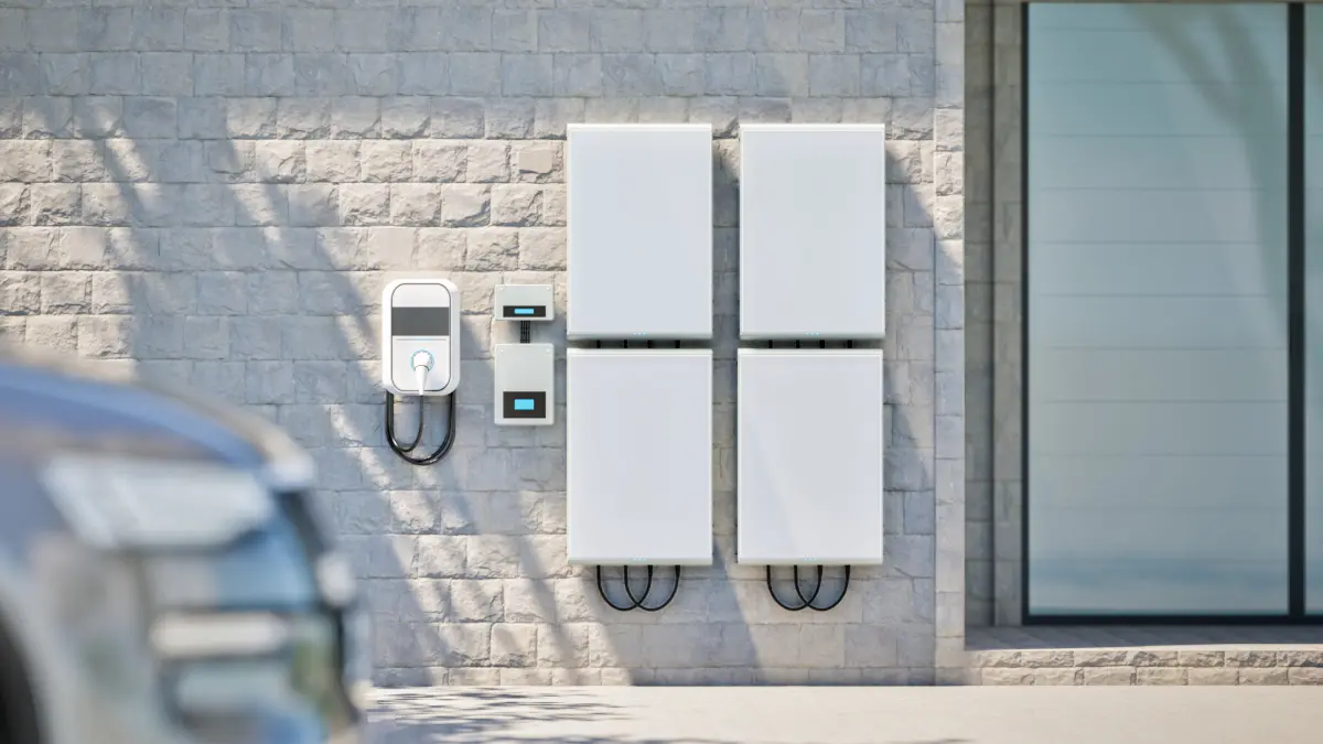 Wallbox und Batteriespeicher an Hauswand