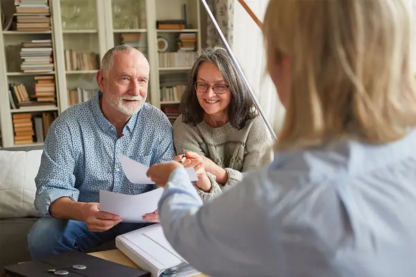 Älteres Paar im Gespräch mit Beraterin