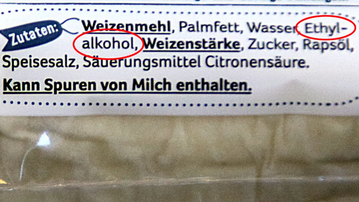 Zutatenliste einer Blätterteig-Verpackung mit Kreis um den Begriff "Ethylalkohol"