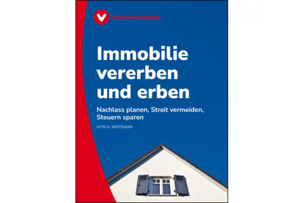 Weißer Hausgibel vor blauem Himmel