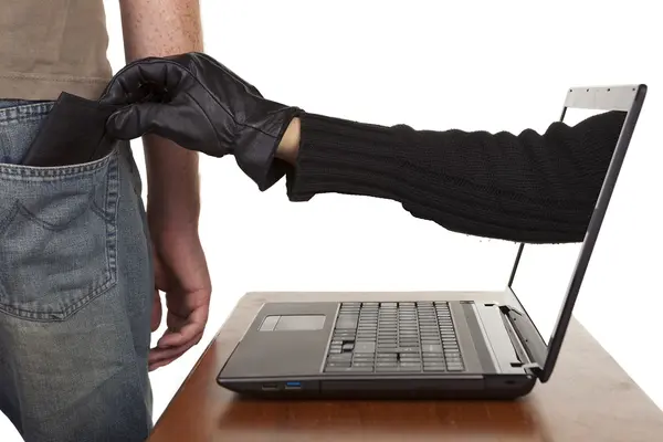 Aus einem Laptop kommt eine behandschuhte Hand und klaut einem Mann den Geldbeutel aus der Hosentasche.