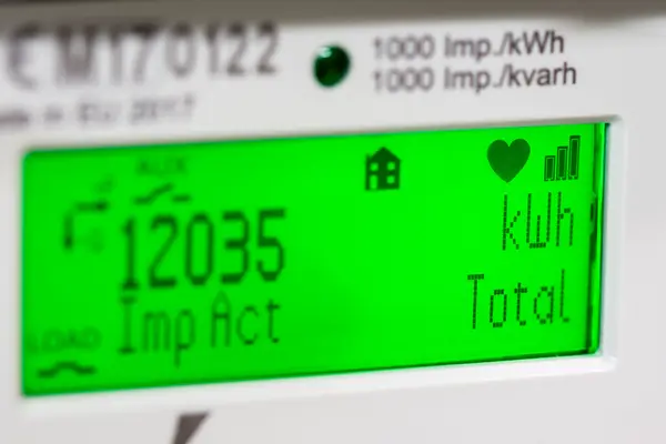 Ein grünes Smart-Meter-Display, das Kilowattstunden anzeigt