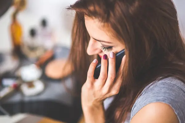 junge Frau telefoniert mit Smartphone