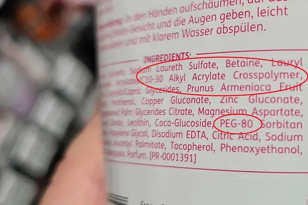 Liste der Inhaltsstoffe auf einer Kosmetikverpackung 