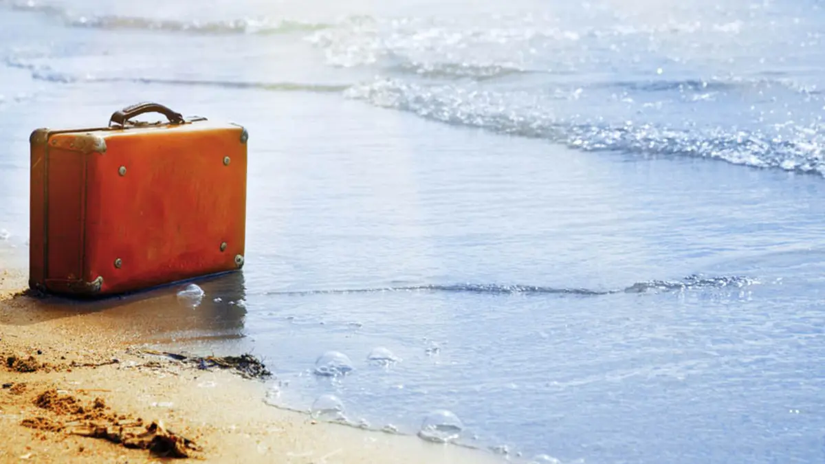 Koffer am Meer stehend
