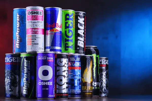 Energydrinks in Dosen auf blauem Hintergrund. Dosen sind gestapelt.